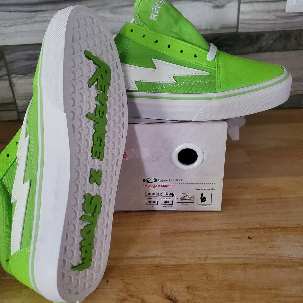 Rare Revenge Storm Bolt Green! Men's Size 6 Women's size 7.5